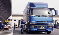 写真:重量違反車両の取締