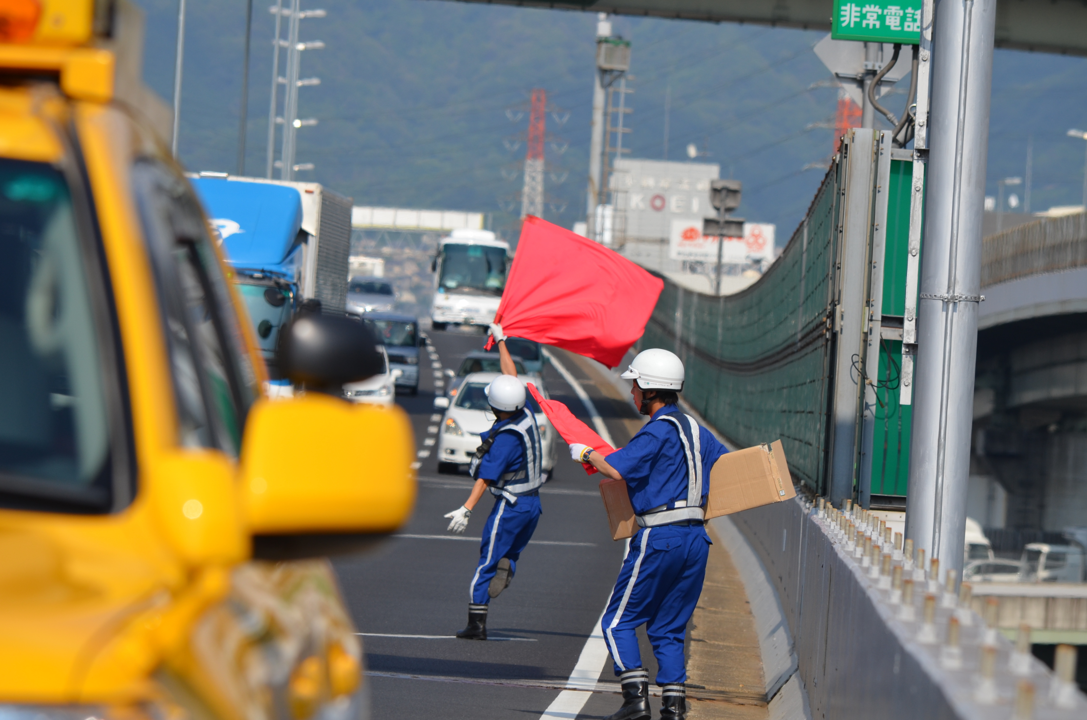 写真：落下物の回収