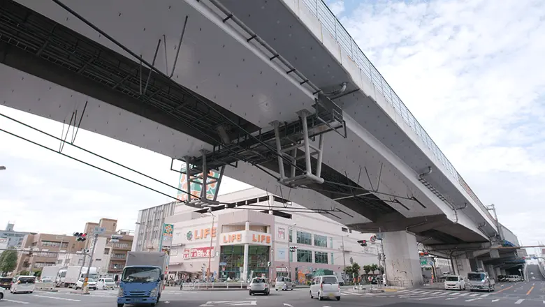 橋桁の下部に設置したケーブル