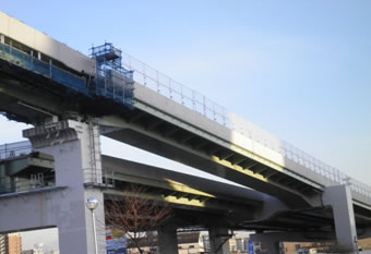 写真-1　高見工区における連続合成桁と中間支点が鋼製橋脚と剛結された一体構造