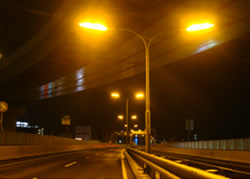 写真：従来の道路照明