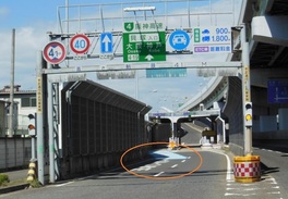 画像:左側車線にETCレーン案内の路面標示を設置