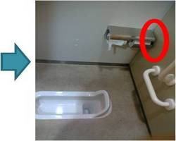 画像②:16号大阪港線上り・朝潮橋PAの1階男子和式トイレにて、 トイレットペーパーホルダーを適切な位置に移設
