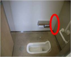 画像①:16号大阪港線上り・朝潮橋PAの1階男子和式トイレにて、 トイレットペーパーホルダーを適切な位置に移設