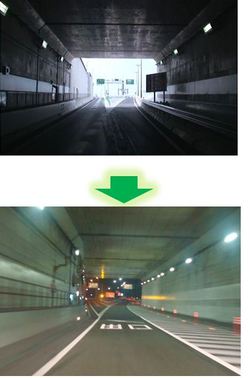 画像：鴨川東出口分岐部にて、路面に残っていた旧区画線跡を消去し、また、出口を案内する路面表示を追加