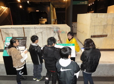 写真:震災資料保管庫を見学