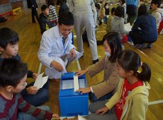 写真:紙で橋をつくる実験