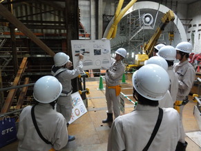 写真：大和川線（シールドトンネル）現場見学の様子