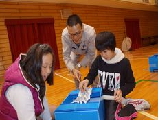 写真:紙で橋をつくる実験