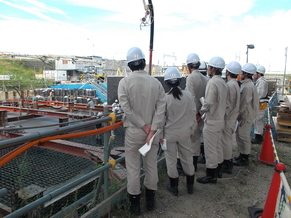 写真：大和川線建設現場見学の様子