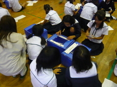 写真:紙で強い橋をつくる実験