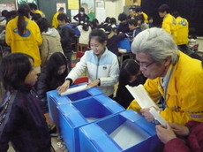 写真:紙で橋をつくる実験