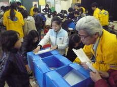 写真：紙で橋をつくる実験