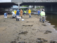 写真：2009.04.26　新湊川での清掃活動