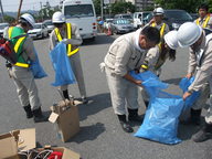 写真：2009.06.15　建設現場付近をキレイにしよう！　建設現場付近の清掃