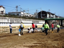 写真：2010.05.20　新湊川での清掃活動