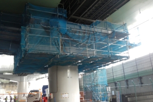 ７ブロック耐震補強工事　吊り足場設置