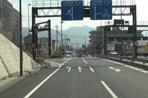 画像:トンネルを抜けるすぐに交差点!(山科出口)
