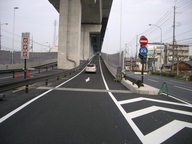 写真:車の逆走や出口からの進入は禁止です。