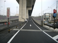 写真:高速道路を歩くことも禁止です。