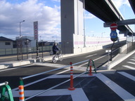 写真:自転車での乗り入れや原動機付自転車の通行はできません。