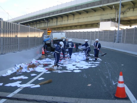 阪神高速を走行中に落下物に遭遇したら 遭遇 発見した時の対処法を解説 阪神高速道路株式会社 ドライバーズサイト