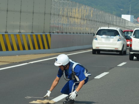 阪神高速を走行中に落下物に遭遇したら 遭遇 発見した時の対処法を解説 阪神高速道路株式会社 ドライバーズサイト