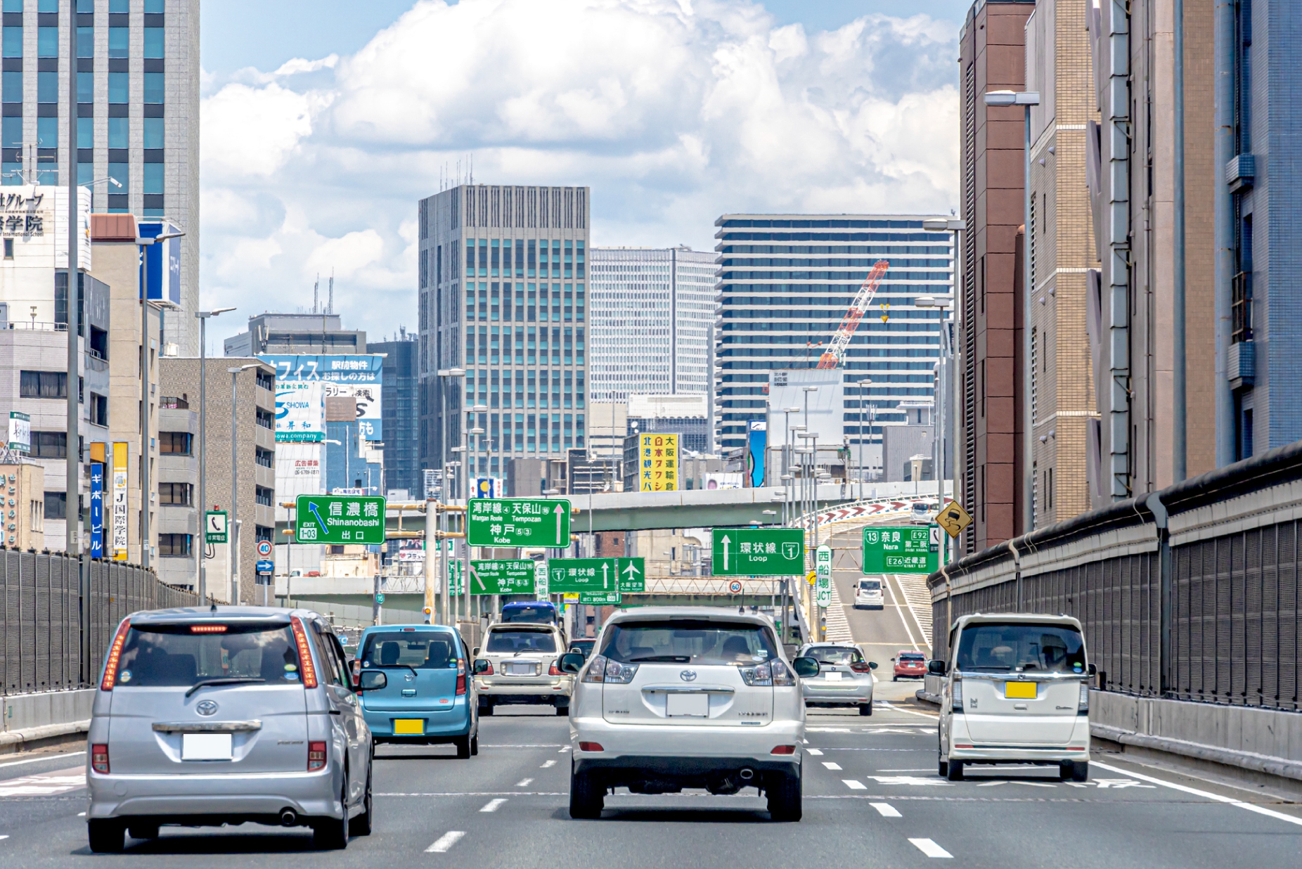 高速道路を走る車