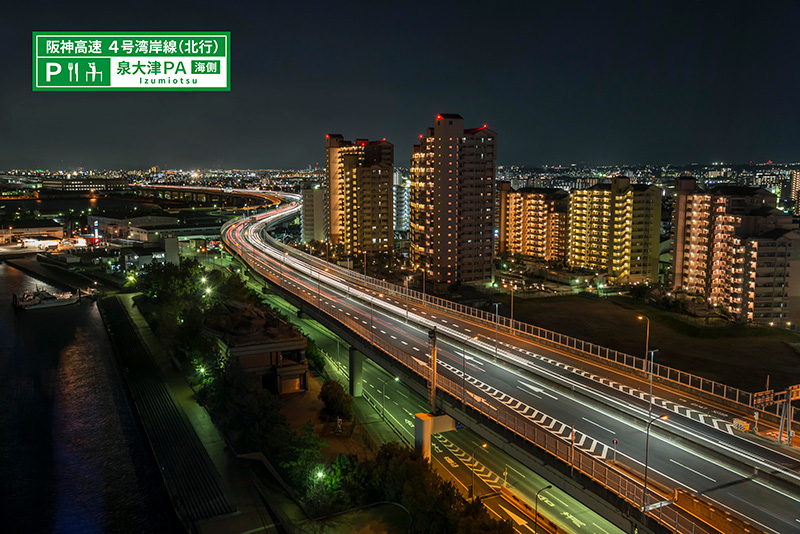 泉大津パーキングエリア（海側）11階展望ルームから望む高速道路の夜景