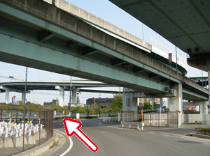写真：道路に沿って走り、阪神高速の高架を越えるとすぐ左手に尼崎テクノランドが見えます
