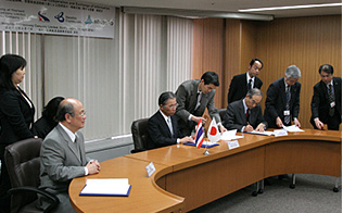 Signing MoU among HECL, Expressway Authority of Thailand and Metropolitan Expressway Co., Ltd. 