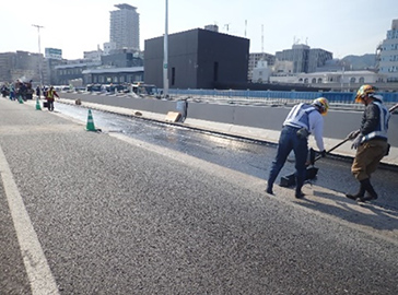 高性能床版防水の施工状況